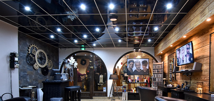 coiffeur avec faux plafond rénové avec dalles noires brillantes